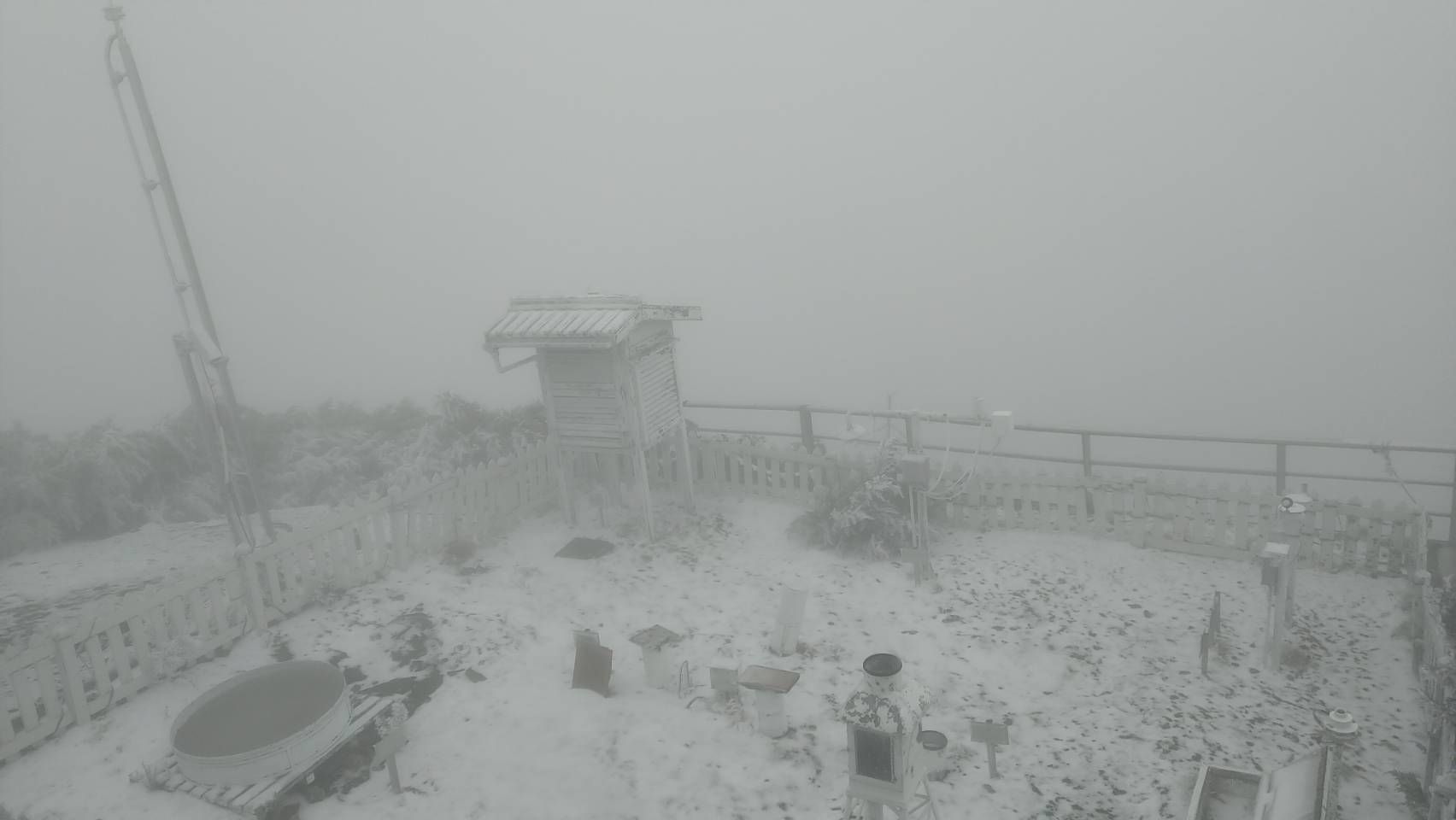 ▲▼玉山濃霧能見度不足，積雪2公分。（圖／氣象署提供）