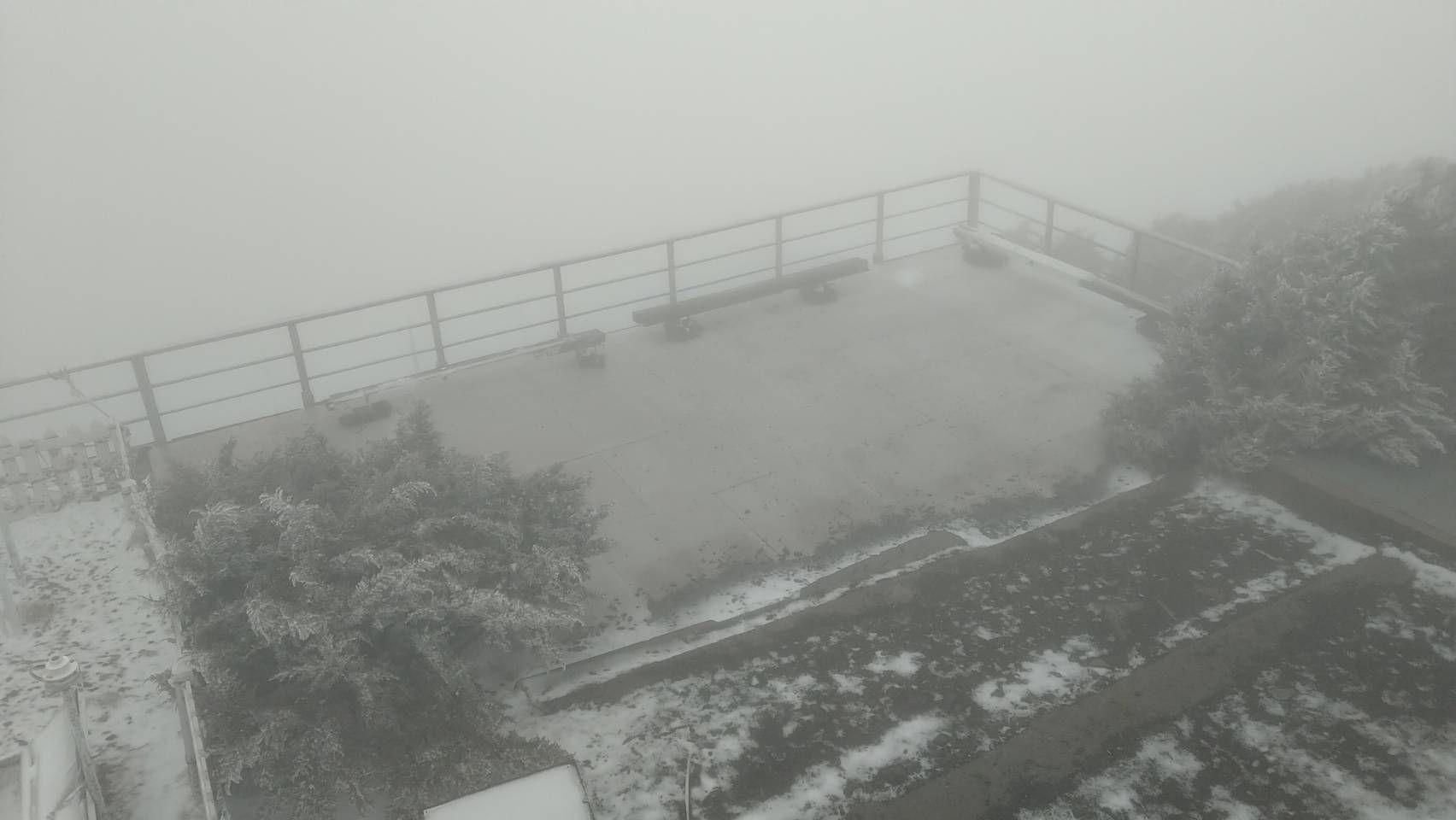 ▲▼玉山濃霧能見度不足，積雪2公分。（圖／氣象署提供）