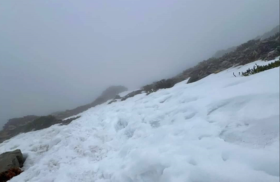 冷氣團發威！雪霸國家公園步道結冰　「小腿埋雪中」畫面曝