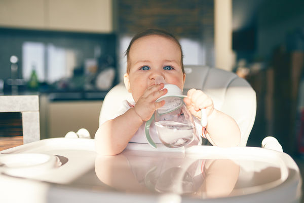 ▲▼嬰兒喝水。（圖／CFP）