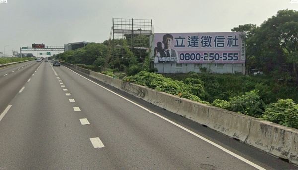 高速公路二旁常可看見立達徵信社的大型招牌廣告，十分引人注目。（翻攝自Google Map）