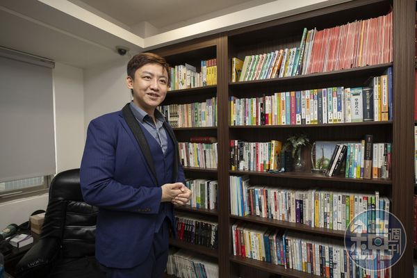 謝智博喜歡閱讀，辦公室裡有一面書牆，擺滿文學、法律、鑑識、行銷等相關書籍。