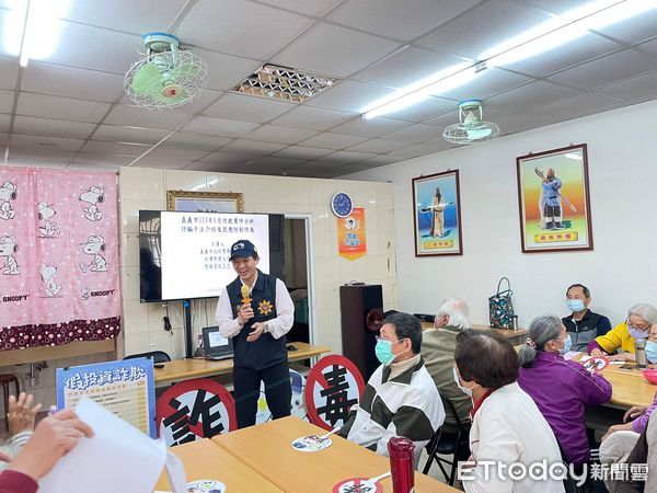 ▲▼   嘉市警偕同劉關張三兄弟 齊力「打詐、識詐、反詐宣導」   。（圖／嘉義市警局提供）