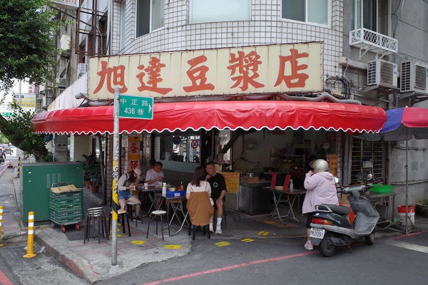 ▲▼旭達豆漿店｜傳說中的新店NO.1蛋餅。（圖／部落客算命說提供）