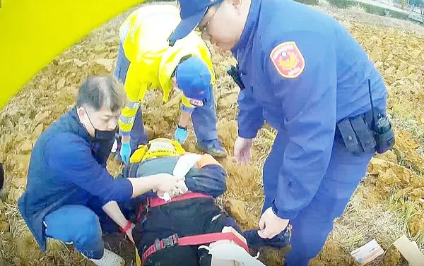 ▲桃市義消總隊平鎮中隊復旦分隊隊員黃章珷2月底下班途中遇到車禍，秒調頭協助解救傷患。（圖／桃市消防局提供）