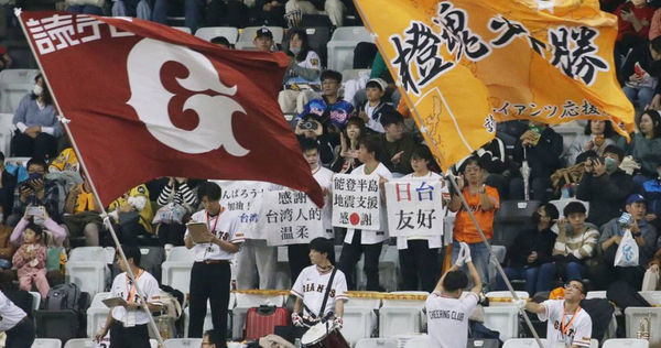 日本球迷舉牌感謝台灣。（圖／報系資料照）
