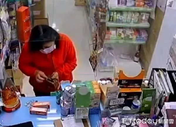 ▲紅衣婦人在買藥品時發現櫃檯內黑色皮夾。（圖／桃園警分局提供）
