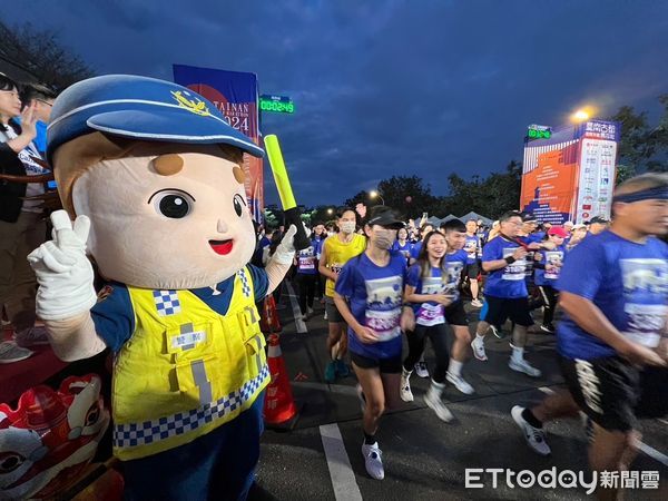 ▲2024台南古都國際半程馬拉松鳴槍起跑，市警局派出神秘嘉賓-警察大頭娃娃與選手們共同熱舞暖身，為選手加油打氣，吸引現場民眾目光。（圖／記者林東良翻攝，下同）