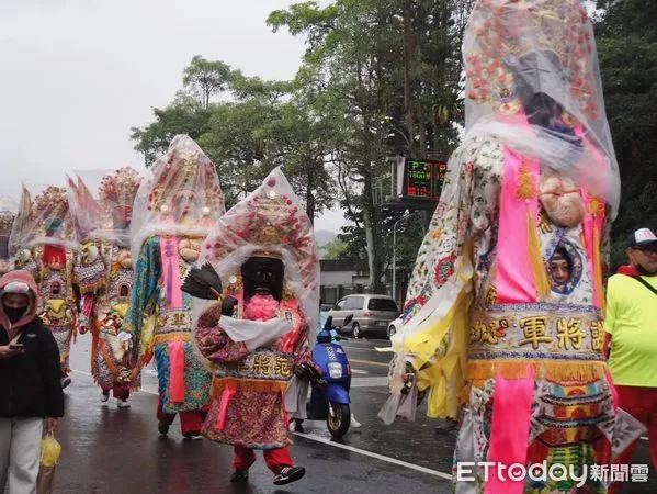 ▲▼近百陣頭齊聚，尪公「雨衣套頭」擋豪雨低溫繞境求平安。（圖／木柵集應廟提供）