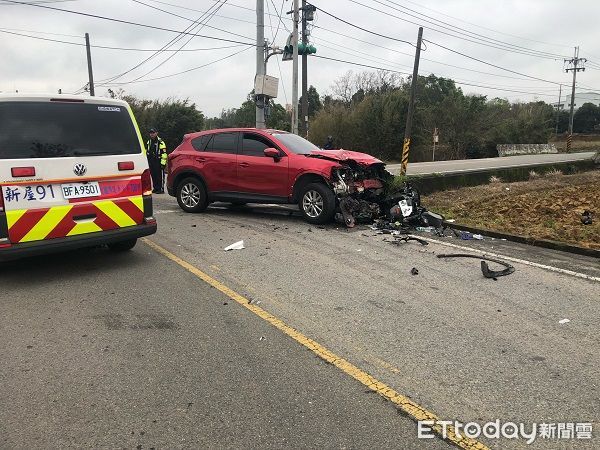 ▲紅色小客車闖紅燈將機車撞得支離破碎。（圖／記者楊熾興攝）