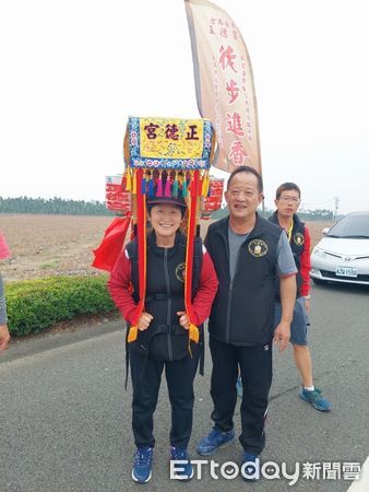 ▲台南市永康區正德宮副主委陳全趁，參與扛福德正神王爺神尊的徒步進香（圖／記者林東良翻攝，下同）