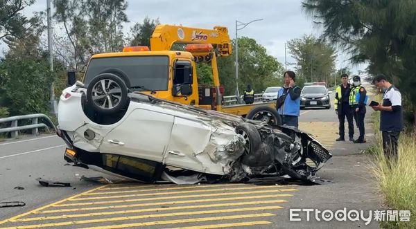 ▲車輛疑似自撞後翻覆。（圖／記者楊漢聲翻攝）