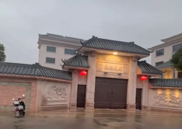 ▲月薪1.3萬陸貪官私占「24公頃」蓋豪宅。（圖／翻攝自微博）