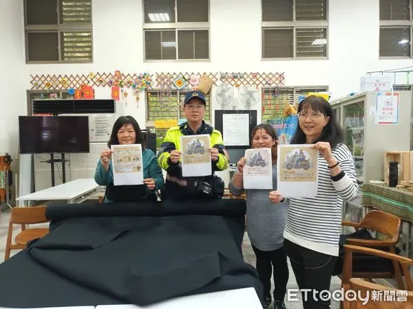 ▲▼員警向民眾宣導，提醒車主依規定投保、掛牌，以免受罰。（新城警分局提供，下同）