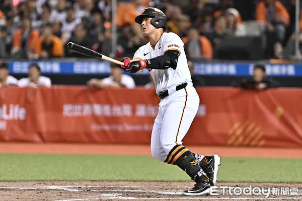 ▲▼讀賣巨人軍90週年紀念台灣試合第二戰，岡本和真。（圖／記者李毓康攝）
