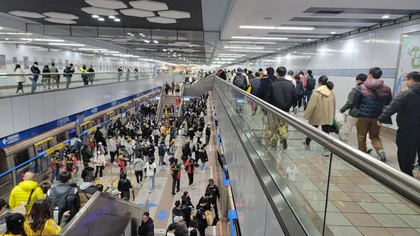 ▲▼讀賣巨人軍連2場「3萬人進場」台北大巨蛋對戰桃猿，北捷30分疏運完 。（圖／台北捷運）