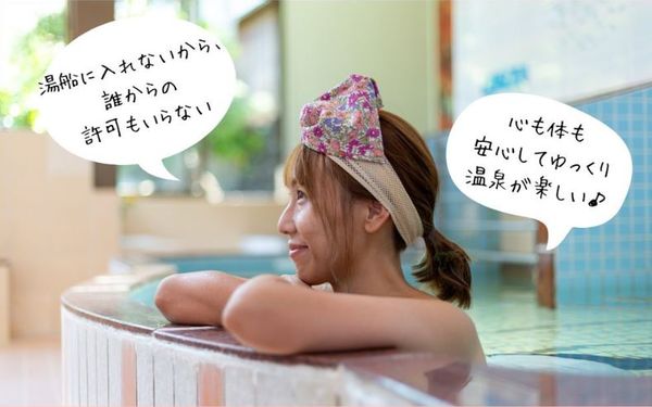 ▲▼日本人設計出泡湯專用的遮胸毛巾，讓對胸部自卑的女性也能安心泡裸湯。（圖／翻攝自IG／muneposi）