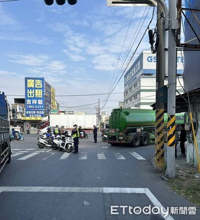 ▲台南市永康區中正北路與王行路口，4日上午8時5分許，發生一起死亡車禍，一輛油罐車路口右轉與直行機車發生碰撞，造成71歲鄭姓騎士當場死亡。（圖／記者林東良翻攝，下同）