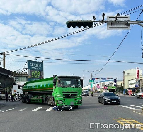 ▲台南市永康區中正北路與王行路口，4日上午8時5分許，發生一起死亡車禍，一輛油罐車路口右轉與直行機車發生碰撞，造成71歲鄭姓騎士當場死亡。（圖／記者林東良翻攝，下同）