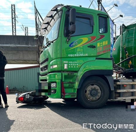 ▲台南市永康區中正北路與王行路口，4日上午8時5分許，發生一起死亡車禍，一輛油罐車路口右轉與直行機車發生碰撞，造成71歲鄭姓騎士當場死亡。（圖／記者林東良翻攝，下同）