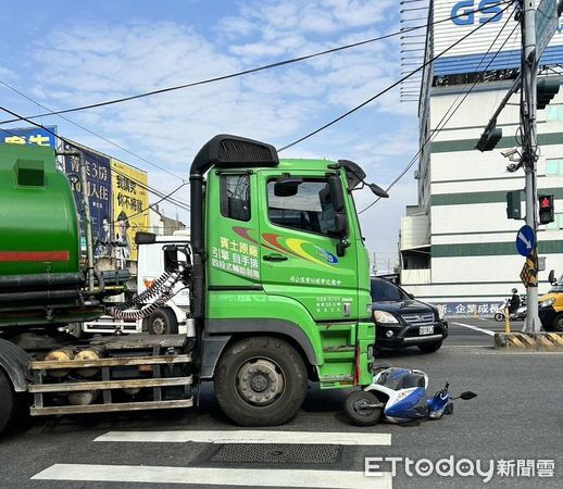 ▲台南市永康區中正北路與王行路口，4日上午8時5分許，發生一起死亡車禍，一輛油罐車路口右轉與直行機車發生碰撞，造成71歲鄭姓騎士當場死亡。（圖／記者林東良翻攝，下同）