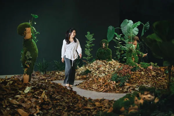 ▲藝術家呂巧智與作品合影。（圖／新竹市政府提供）