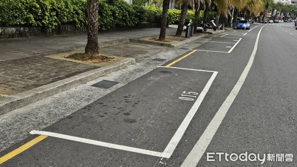 ▲南投市路邊收費停車本月上路，集賢路旁車格幾乎自動清空。（圖／記者高堂堯攝，下同）