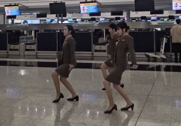 ▲三名身穿韓亞航空制服的女子在香港機場大廳熱舞。（圖／翻攝臉書空姐secrets社團）