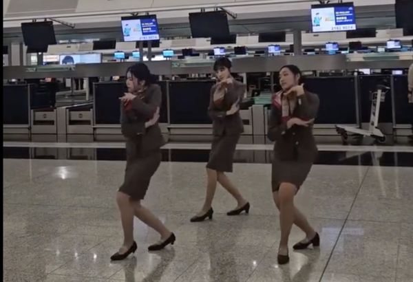 ▲三名身穿韓亞航空制服的女子在香港機場大廳熱舞。（圖／翻攝臉書空姐secrets社團）