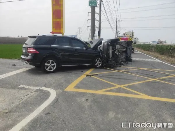 ▲高雄市阿蓮區發生嚴重車禍，一輛車就翻覆路中央             。（圖／記者吳奕靖翻攝）