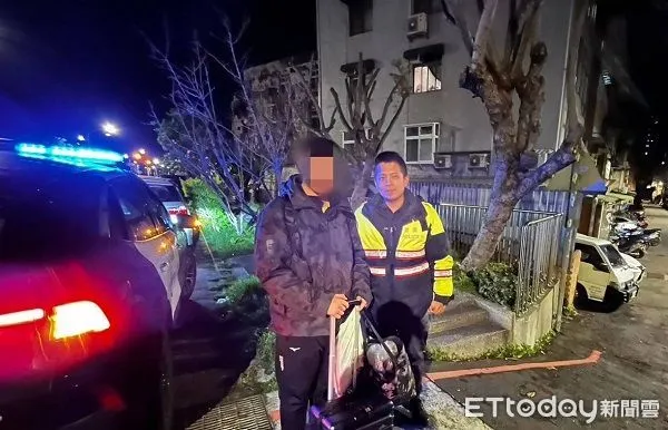 ▲巡警主動將黃同學載返家，他對警察工作很有興趣，希望未來可以加入。（圖／大園警分局提供）