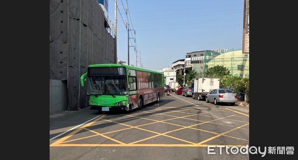 ▲「開到一半身體不適」台中傳公車衝對向連撞10車　幸無人傷亡。（圖／記者游瓊華翻攝）