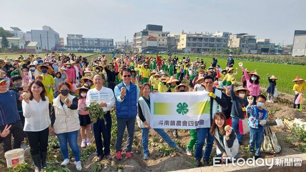 ▲雲林文安國小「馬鈴薯成名之路」活動，今天採收馬鈴薯產量3500公斤，將於3月9日愛心義賣。（圖／記者蔡佩旻翻攝）