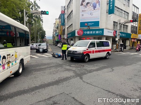 ▲▼載病患救護車鳴笛通過宜市中山路二段與民權路一段路口，右前車頭撞上綠燈左側直行而來機車。（圖／記者游芳男翻攝，下同）