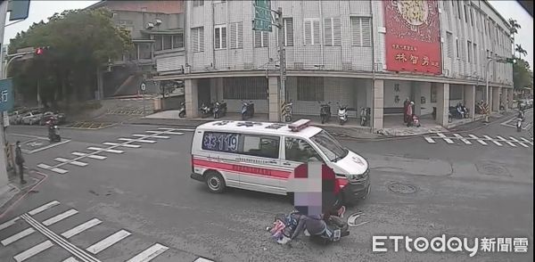 ▲▼載病患救護車鳴笛通過宜市中山路二段與民權路一段路口，右前車頭撞上綠燈左側直行而來機車。（圖／記者游芳男翻攝，下同）