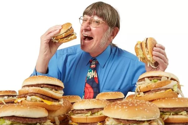 他吃大麥克50年，破3.4萬個再創新紀錄啦！狂啃漢堡維持健康有撇步。（翻自《每日星報》）