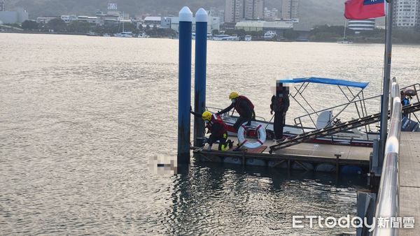 ▲▼新北男搭船在淡水河釣魚，發現水流屍             。（圖／記者陳以昇翻攝）