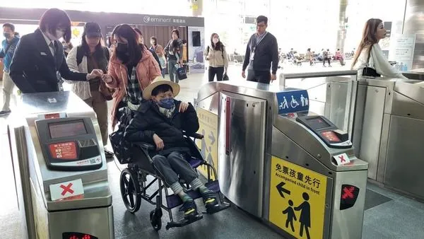 ▲高鐵桃園站送暖，助慢飛天使嘉義遊