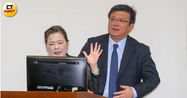 外傳經濟部長王美花（左）將在新內閣中轉任政務委員，她的遺缺由經濟部政次兼台電代理董事長曾文生（右）接任的可能性很高。（圖／黃耀徵攝）  