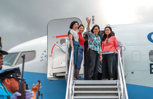 蔡英文總統2019年出訪帛琉，同行的謝靜華捲入私菸案。（翻攝總統府flickr）