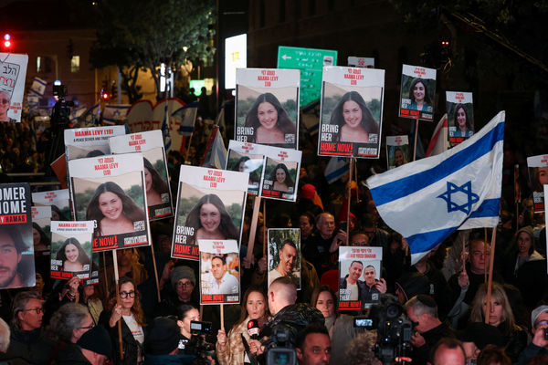 ▲▼以色列人質家屬上街遊行呼籲釋放人質。（圖／路透）