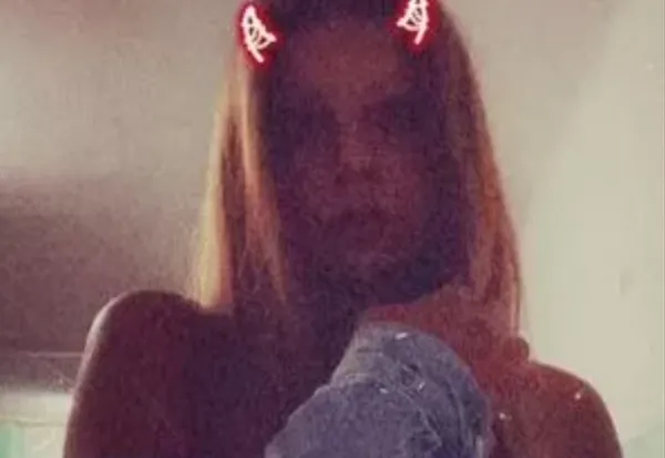 想要變有名！27歲女在家砍死爸媽　拍詭異影片「自稱是撒旦玩偶」。（圖／翻攝自社群網站）