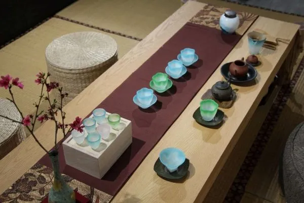 ▲晶瑩剔透、色彩斑爛的玻璃茶具為茶席文化帶來不一樣的品茶感受。（圖／新竹市文化局提供）