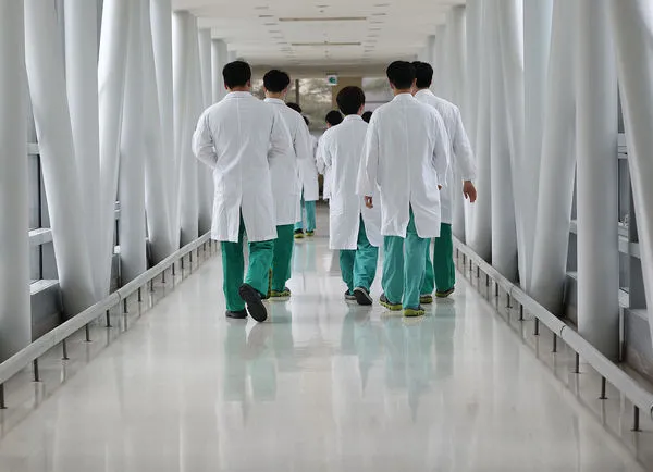 ▲▼南韓住院醫師罷工，癌症患者等團體控訴，這兩周他們只能靠服用止痛藥續命。（圖／CFP）