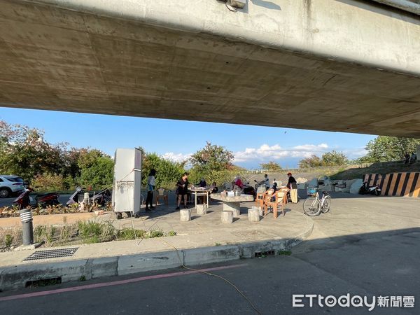 ▲東港警方到林邊鐵路高架橋下查看          。（圖／記者陳崑福翻攝）