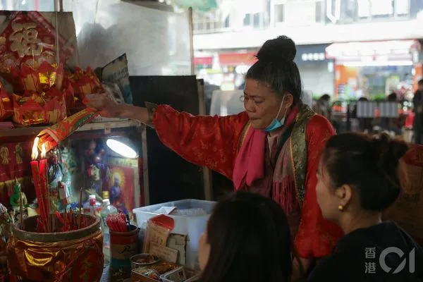 ▲香港「打小人攤」在驚蟄日吸引大批民眾前來消災解厄。（圖／香港01）