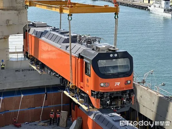 ▲▼台鐵E500型新電力機車生力軍陸續抵台。（圖／台鐵公司）