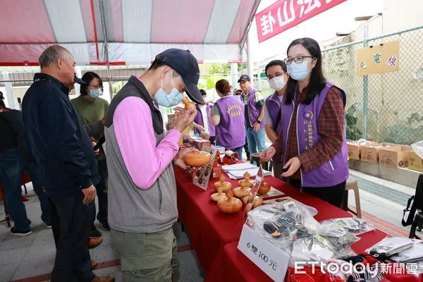 ▲卦山法拍市集首度於南投縣舉辦，吸引數百民眾前往「尋寶」。（圖／南投縣政府提供）