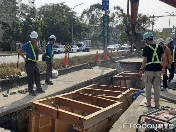 ▲為讓台南高鐵燈區攤販及國內外遊客用水無虞，台水公司六區處超前部署，於高鐵周邊區域辦理各項管線改善工程，全力趕在燈會前完工，以提供完善服務。（圖／記者林東良翻攝，下同）
