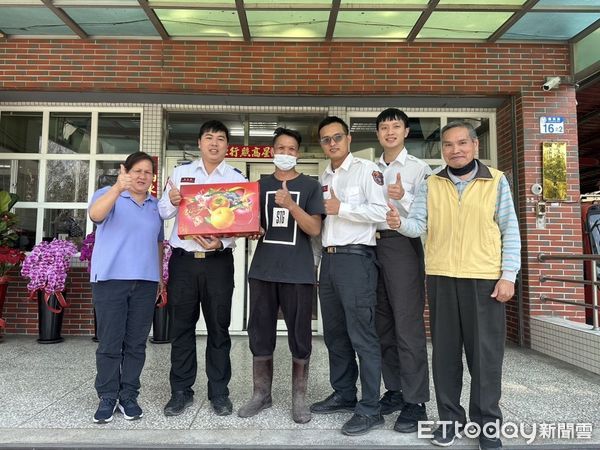 ▲▼救護人員實施CPR並使用AED，隨即於現場電擊5次，外籍男子於現場恢復自主呼吸及脈搏。（圖／花蓮縣消防局提供，下同）